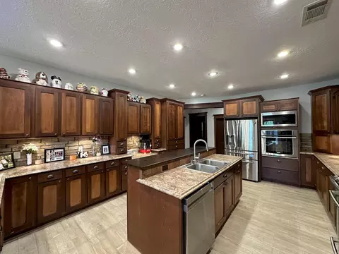 Kitchen - 233 Brandon Dr, Mountain View, AR 72560 photo 3 of 5