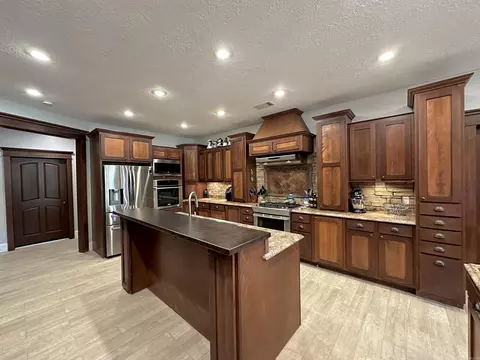 Kitchen - 233 Brandon Dr, Mountain View, AR 72560 photo 4 of 5
