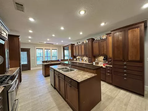 Kitchen - 233 Brandon Dr, Mountain View, AR 72560 photo 2 of 5