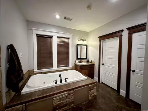 Bath - 233 Brandon Dr, Mountain View, AR 72560 photo 1 of 6