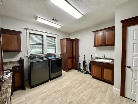 Kitchen - 233 Brandon Dr, Mountain View, AR 72560 photo 5 of 5