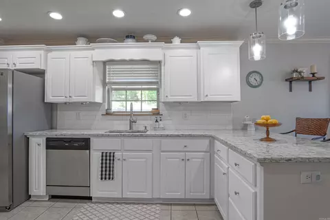 Kitchen - 17 Jonathon Cv, Cabot, AR 72023 photo 2 of 6