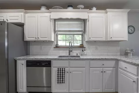 Kitchen - 17 Jonathon Cv, Cabot, AR 72023 photo 4 of 6