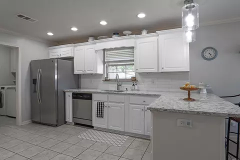 Kitchen - 17 Jonathon Cv, Cabot, AR 72023 photo 3 of 6