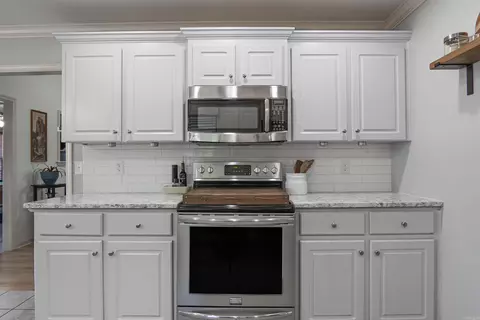Kitchen - 17 Jonathon Cv, Cabot, AR 72023 photo 5 of 6