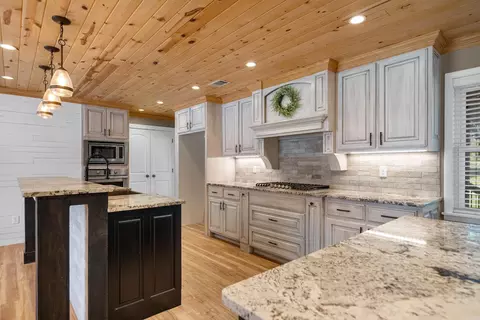 Kitchen - 10260 Zuber Rd, Alexander, AR 72002 photo 2 of 5