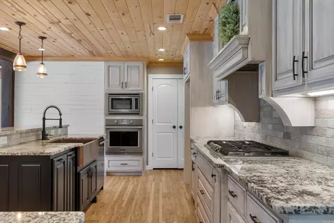 Kitchen - 10260 Zuber Rd, Alexander, AR 72002 photo 4 of 5