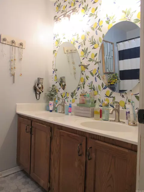Bath - 1100 Edgewood Dr, Bryant, AR 72022 photo 4 of 6