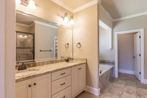 Bath - 2809 Darrel Dr, Bryant, AR 72022 photo 1 of 5