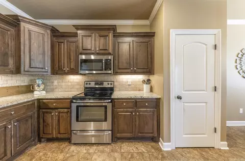 Kitchen - 310 Creekside Cv, Bryant, AR 72022 photo 4 of 6
