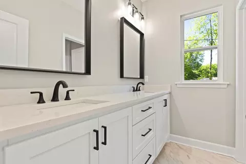 Bath - 214 King Rd, Benton, AR 72019 photo 7 of 8