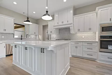 Kitchen - 214 King Rd, Benton, AR 72019 photo 2 of 5