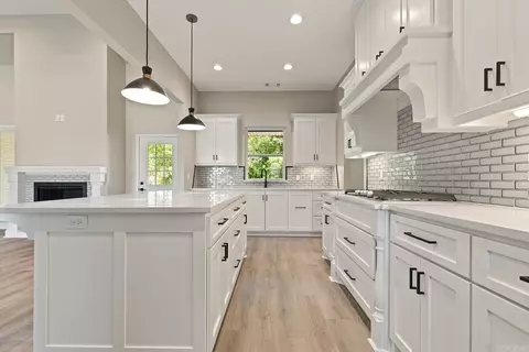 Kitchen - 214 King Rd, Benton, AR 72019 photo 3 of 5