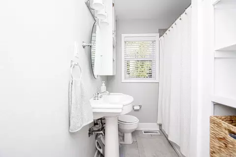 Bath - 720 W Smith St, Benton, AR 72015 photo 1 of 4