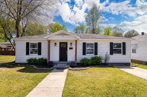 Exterior - 720 W Smith St, Benton, AR 72015 photo 1 of 13