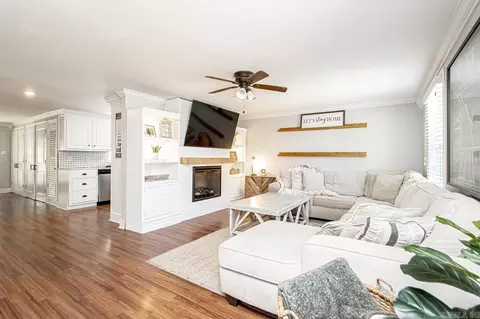 Living - 720 W Smith St, Benton, AR 72015 photo 2 of 3