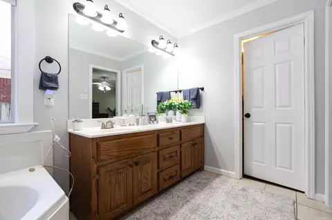 Bath - 2719 Millbrook Dr, Benton, AR 72015 photo 1 of 7