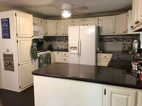 Kitchen - 14336 E Polk Rd, Alexander, AR 72002 photo 3 of 3