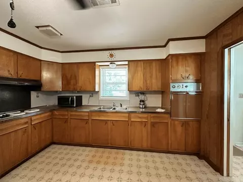 Kitchen - 719 Luzerne St, Mount Ida, AR 71957 photo 5 of 7