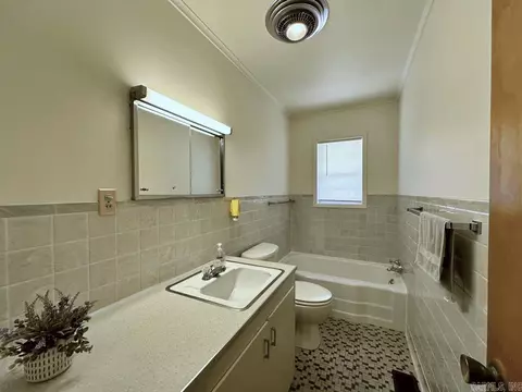 Bath - 719 Luzerne St, Mount Ida, AR 71957 photo 2 of 6