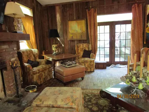 Living - 11174 N I-30, Benton, AR 72019 photo 2 of 4