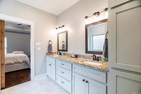 Bath - 1615 Winterbrook Dr, Conway, AR 72034 photo 4 of 5