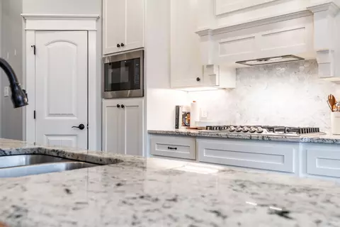 Kitchen - 1615 Winterbrook Dr, Conway, AR 72034 photo 4 of 8