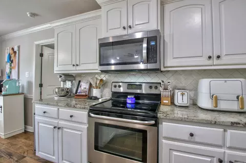 Kitchen - 185 Bobwhite Trl, Lonoke, AR 72086 photo 5 of 6
