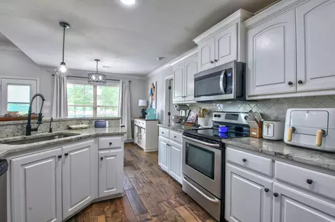 Kitchen - 185 Bobwhite Trl, Lonoke, AR 72086 photo 4 of 6