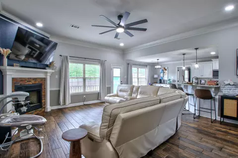 Living - 185 Bobwhite Trl, Lonoke, AR 72086 photo 2 of 2