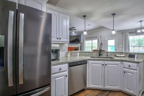 Kitchen - 185 Bobwhite Trl, Lonoke, AR 72086 photo 3 of 6