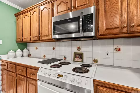 Kitchen - 300 Castlegate Dr, Conway, AR 72034 photo 5 of 6