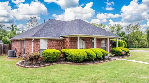 Exterior - 300 Castlegate Dr, Conway, AR 72034 photo 3 of 4