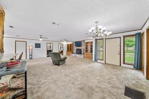 Living - 128 Bayne Rd, Malvern, AR 72104 photo 2 of 5