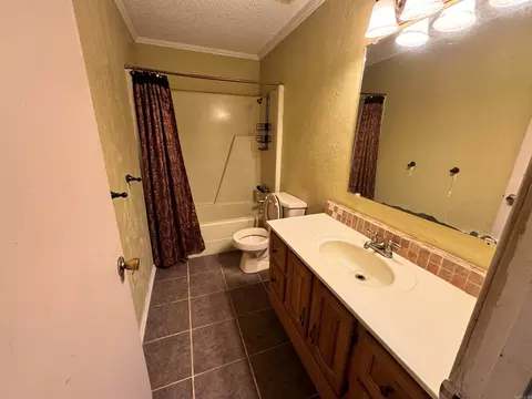 Bath - 101 Wanda St, De Queen, AR 71832 photo 1 of 4