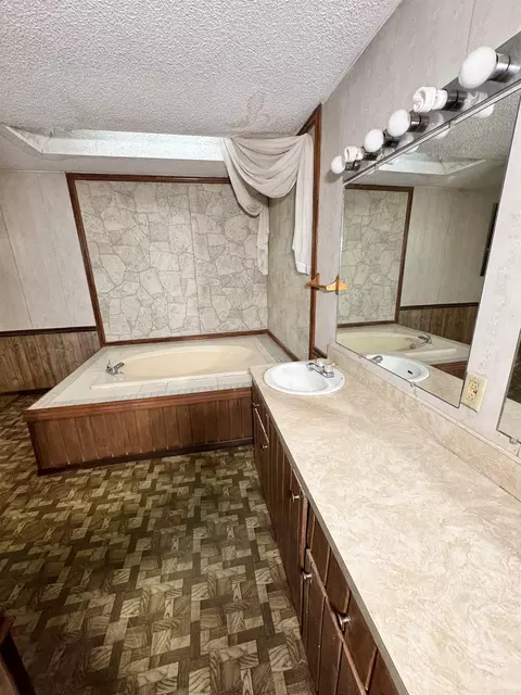 Bath - 101 Wanda St, De Queen, AR 71832 photo 2 of 4