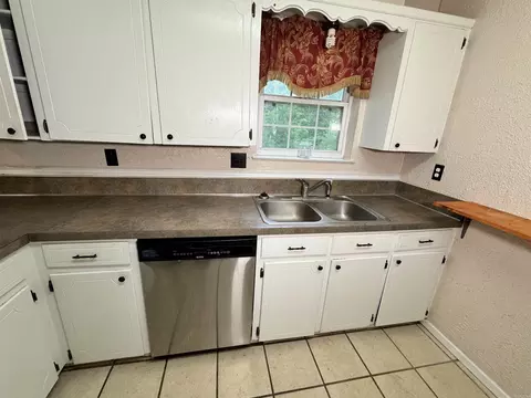 Kitchen - 101 Wanda St, De Queen, AR 71832 photo 2 of 2