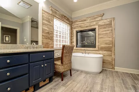 Bath - 823 Colonial, Bryant, AR 72022 photo 1 of 5