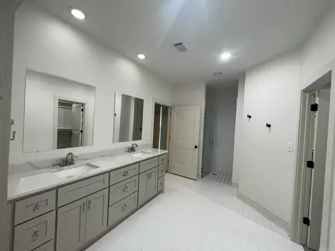 Bath - 907 Sinclair Ct, Searcy, AR 72143 photo 2 of 9