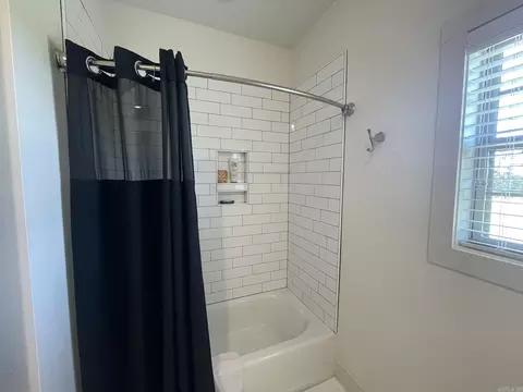 Bath - 907 Sinclair Ct, Searcy, AR 72143 photo 8 of 9