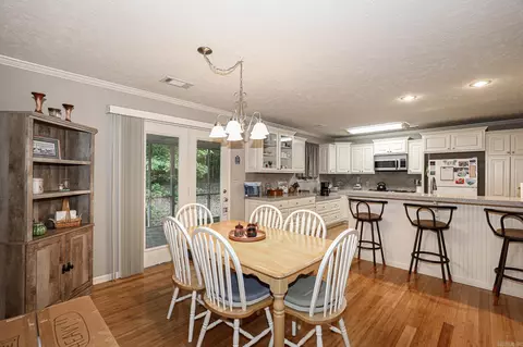 Dining - 8815 Crossroads, Benton, AR 72015 photo 1 of 2