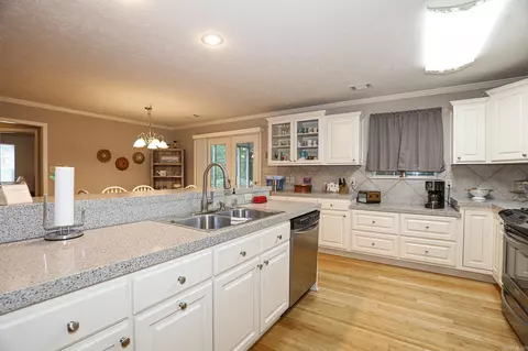 Kitchen - 8815 Crossroads, Benton, AR 72015 photo 4 of 4