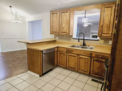 Kitchen - 12 Marshall Dr, Searcy, AR 72143 photo 2 of 3