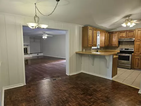 Living - 12 Marshall Dr, Searcy, AR 72143 photo 3 of 8