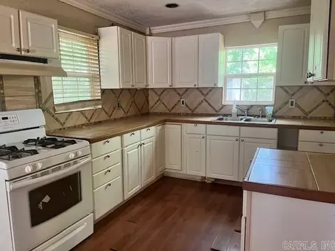 Kitchen - 819 Cherry, Malvern, AR 72104 photo 3 of 3