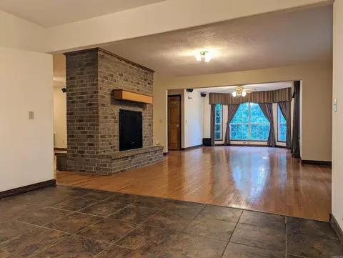 Living - 708 N Ridgeview Dr, Mountain View, AR 72560 photo 2 of 3