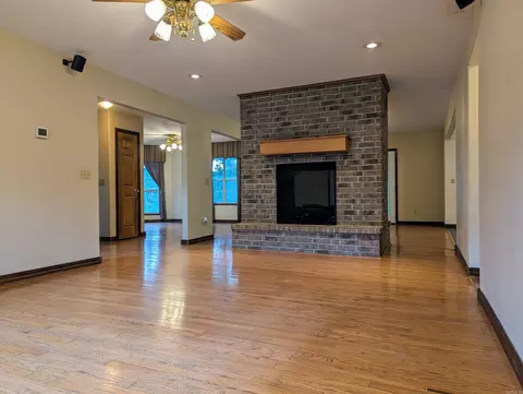 Living - 708 N Ridgeview Dr, Mountain View, AR 72560 photo 1 of 3
