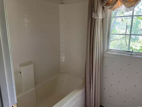 Bath - 6925 Middle Warren Rd, Pine Bluff, AR 71603 photo 6 of 7
