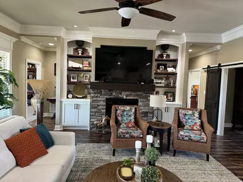 Living - 164 Madison Ln, Austin, AR 72007 photo 2 of 4