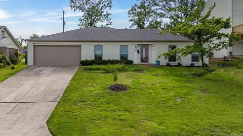 21 Coachlight Dr, Little Rock, AR 72227